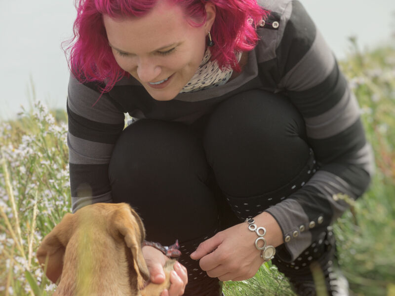 Frau mit Hund an der Knock in Emden